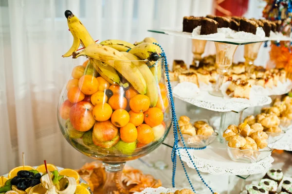 Boda mesa de recepción de dulces dulces y frutas —  Fotos de Stock