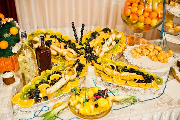 Table de réception de mariage de bonbons sucrés et fruits — Photo