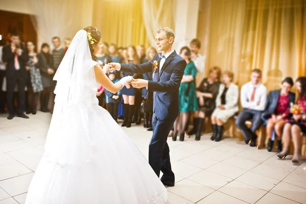 First wedding dance of wedding couple at restaurant — Stock Photo, Image