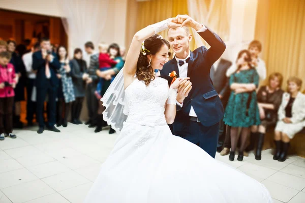 First wedding dance of wedding couple at restaurant — Stock Photo, Image