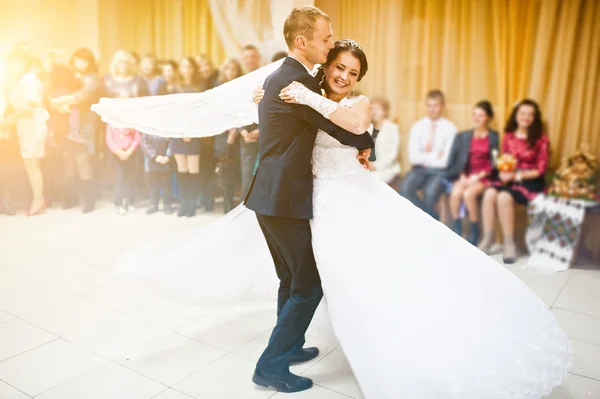 Eerste huwelijk dans op rook van bruidspaar in restaurant — Stockfoto