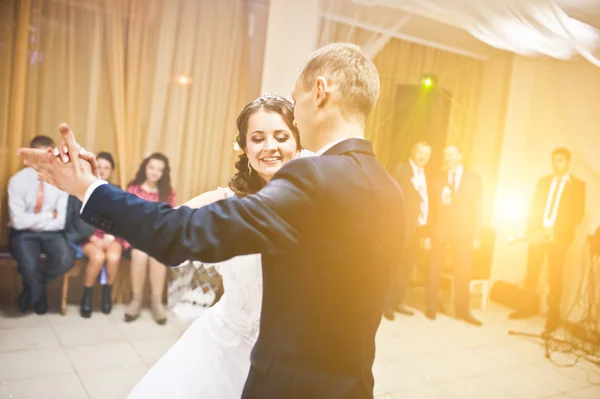 Primer baile de boda en el humo de la pareja de boda en el restaurante — Foto de Stock