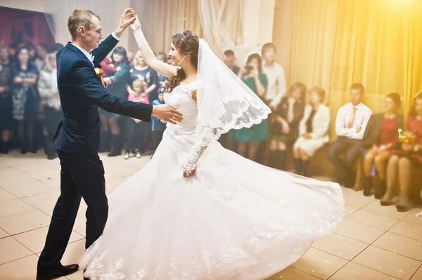 レストランでの結婚式のカップルの煙の最初の結婚式のダンス — ストック写真