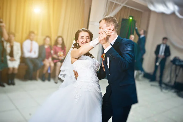 Πρώτο γαμήλιο χορό, καπνίζουν του γαμήλιο ζεύγος στο εστιατόριο — Φωτογραφία Αρχείου