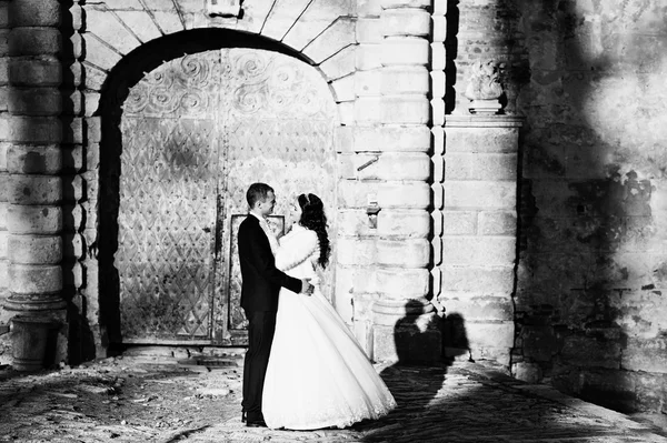 Güneşli havalarda arka plan duvar eski gölgeler ile çift düğün