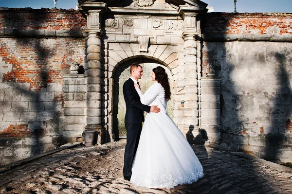 Güneşli havalarda arka plan duvar eski gölgeler ile çift düğün