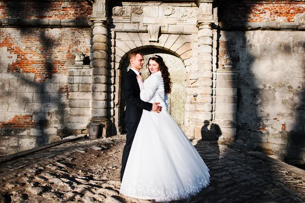 Güneşli havalarda arka plan duvar eski gölgeler ile çift düğün