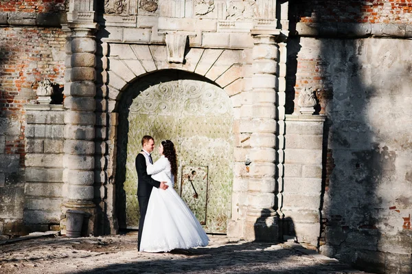 Casamento casal na parede de fundo tempo ensolarado com sombras velhas — Fotografia de Stock