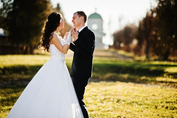 Fashionable wedding couple at sunny day background old church — Stock Photo, Image