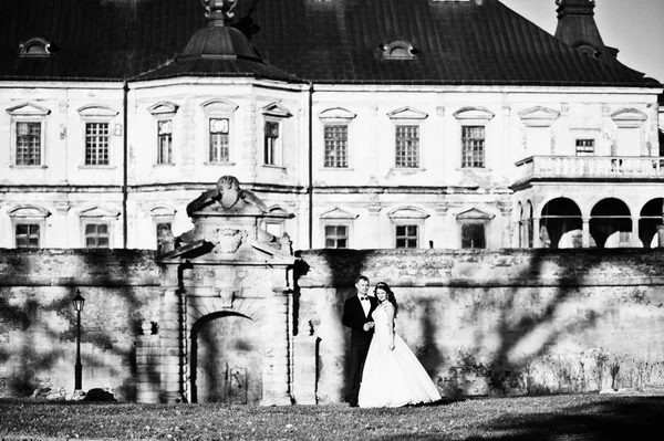 Bröllop par på soligt väder bakgrund vägg med skuggor gamla — Stockfoto