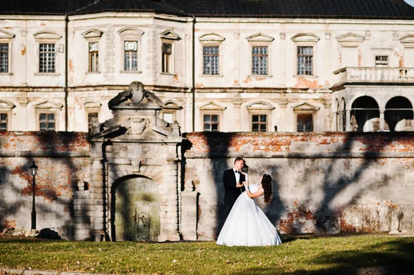 影で古い晴天背景の壁上のカップルの結婚式 — ストック写真