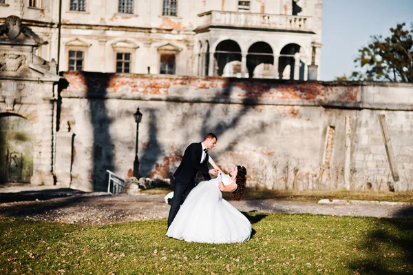 Couple de mariage sur fond de temps ensoleillé mur avec ombres vieux — Photo