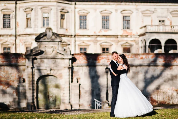 Güneşli havalarda arka plan duvar eski gölgeler ile çift düğün — Stok fotoğraf