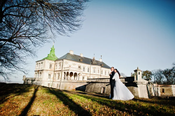 Charmante und modische Hochzeitspaar in der Liebe Hintergrund alt v — Stockfoto