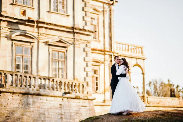 Encantador e elegante casal de casamento no fundo do amor velho v — Fotografia de Stock