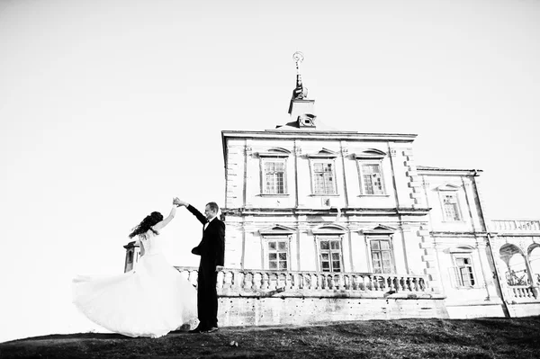 Charmant et à la mode couple de mariage en fond d'amour vieux v — Photo