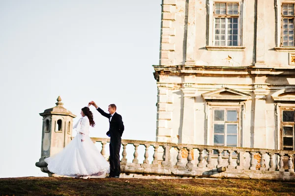 Encantador e elegante casal de casamento no fundo do amor velho v — Fotografia de Stock