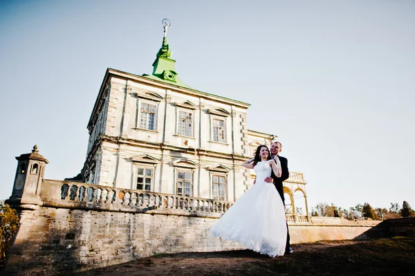 Charmiga och fashionabla bröllop par i kärlek bakgrunden gamla v — Stockfoto