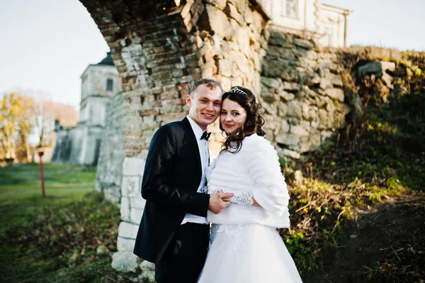 Charming and fashionable wedding couple in love background old v — Stock Photo, Image