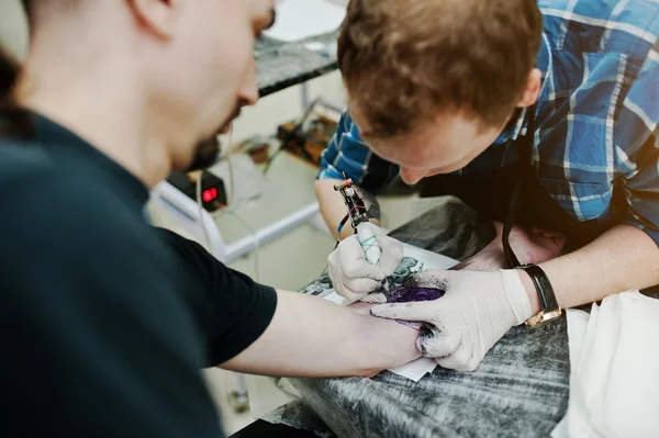 Tattoo master make tattoo for rocker man at tattoo salon — Stock Photo, Image