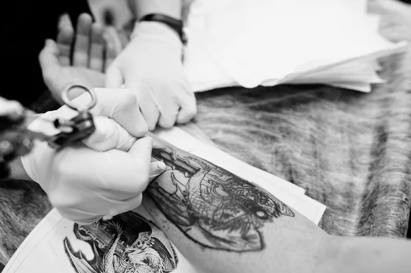 Close up view of tattoo at hand making tattoo master — Stock Photo, Image