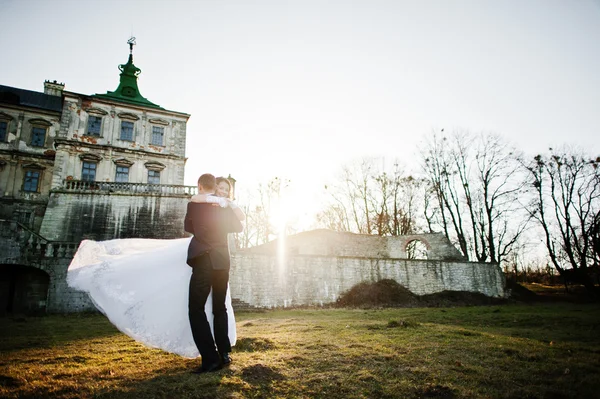 Okouzlující a elegantní Svatební pár v lásce pozadí staré v — Stock fotografie