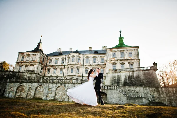 Encantador e elegante casal de casamento no fundo do amor velho v — Fotografia de Stock