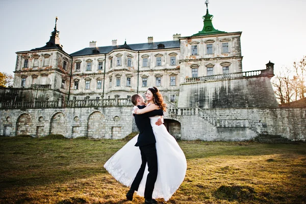 Encantador e elegante casal de casamento no fundo do amor velho v — Fotografia de Stock