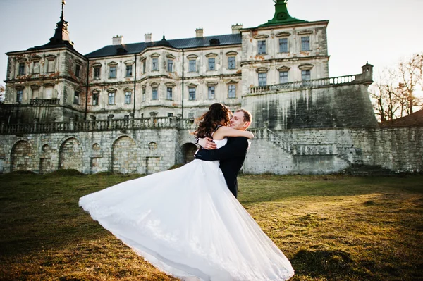 Charmante und modische Hochzeitspaar in der Liebe Hintergrund alt v — Stockfoto