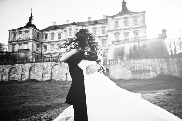 Charmante und modische Hochzeitspaar in der Liebe Hintergrund alt v — Stockfoto