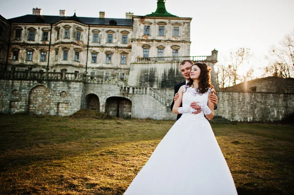 Affascinante e alla moda coppia di nozze in amore sfondo vecchio v — Foto Stock