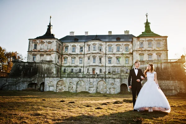 Encantador e elegante casal de casamento no fundo do amor velho v — Fotografia de Stock