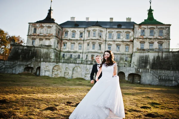 Charmant et à la mode couple de mariage en fond d'amour vieux v — Photo