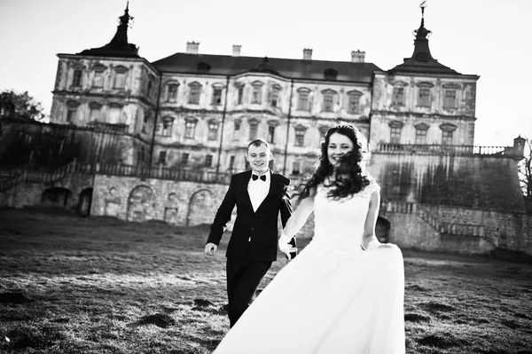 Чарівна і модна весільна пара в любові на фоні старого v — стокове фото