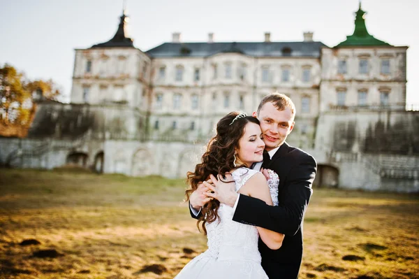 Charming and fashionable wedding couple in love background old v — Stock Photo, Image