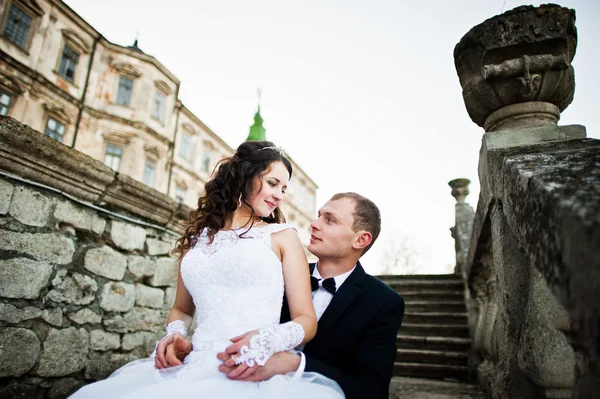 Encantadora y de moda pareja de boda en el amor fondo viejo v — Foto de Stock