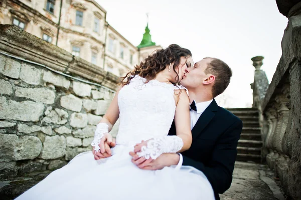 Charmante en modieuze bruidspaar in liefde achtergrond oude v — Stockfoto