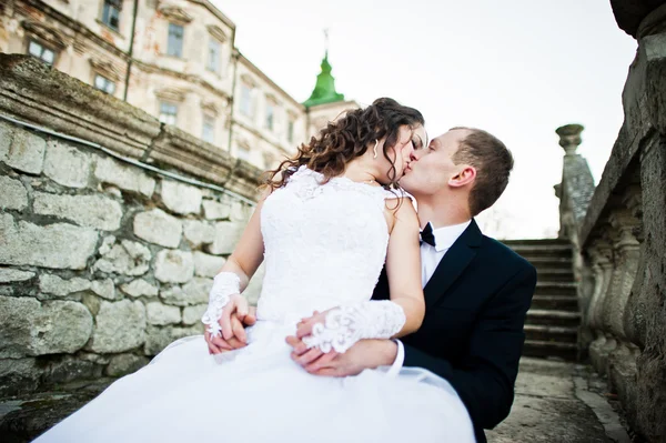 Charmante und modische Hochzeitspaar in der Liebe Hintergrund alt v — Stockfoto