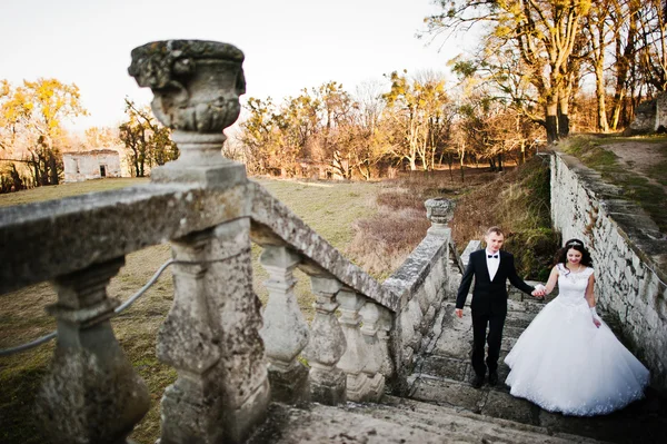 Charmant et à la mode couple de mariage en fond d'amour vieux v — Photo