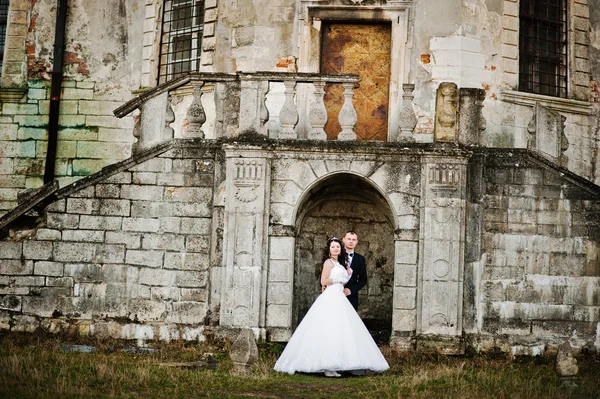 Okouzlující a elegantní Svatební pár v lásce pozadí staré v — Stock fotografie