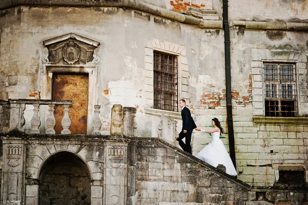 Affascinante e alla moda coppia di nozze in amore sfondo vecchio v — Foto Stock