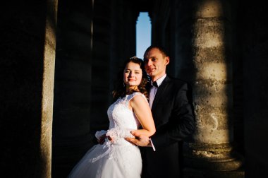 Harika düğün çift arka plan sütunları eski kilise kale