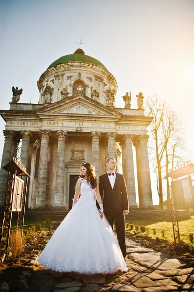 Awesome bröllop par bakgrund kolumner slottet av gamla kyrkan — Stockfoto