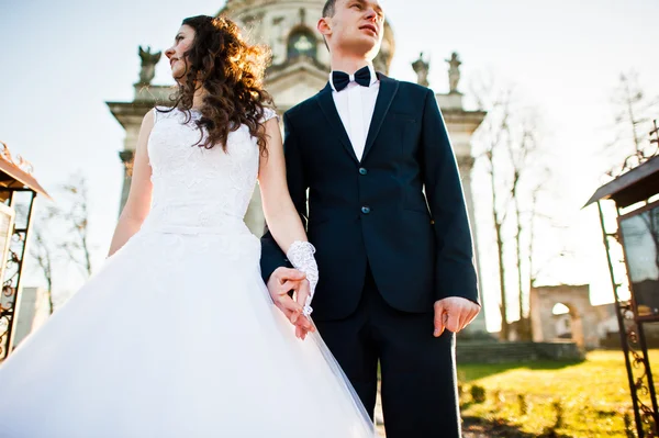 Awesome wedding couple background columns of old castle church — Stock Photo, Image