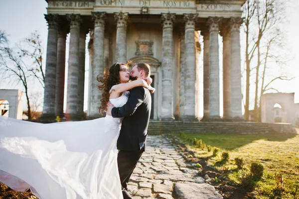 Awesome bruiloft paar achtergrond kolommen kasteel van oude kerk — Stockfoto