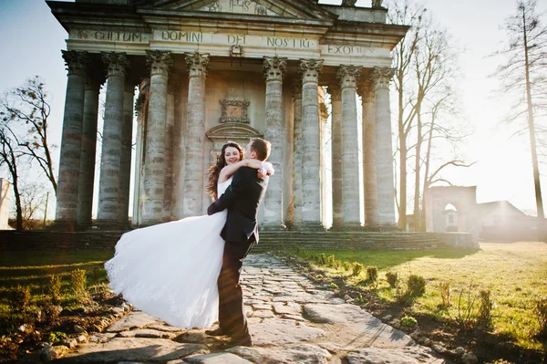 Ehrfürchtiges Hochzeitspaar Hintergrund Säulen der alten Burgkirche — Stockfoto