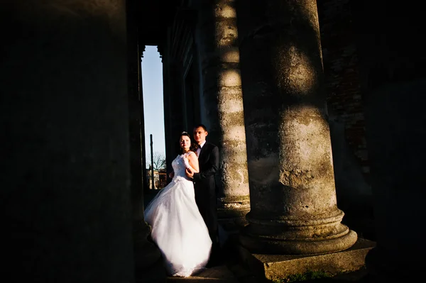 Colonnes impressionnantes de fond de couple de mariage de l'ancienne église du château — Photo
