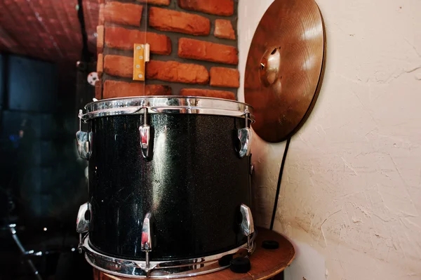 Conjunto de tambor y palos de tambor — Foto de Stock