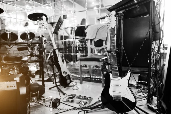 Configuração de efeitos de processamento de áudio de guitarra e guitarra elétrica — Fotografia de Stock