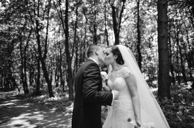 Düğün kadeh şampanya ve öptüm tutan gelinle damat